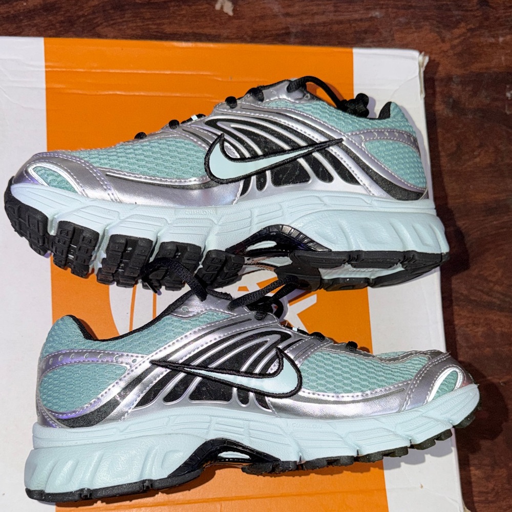 Nike Women's Nike Air Max Moto 2k sneakers NOBOX